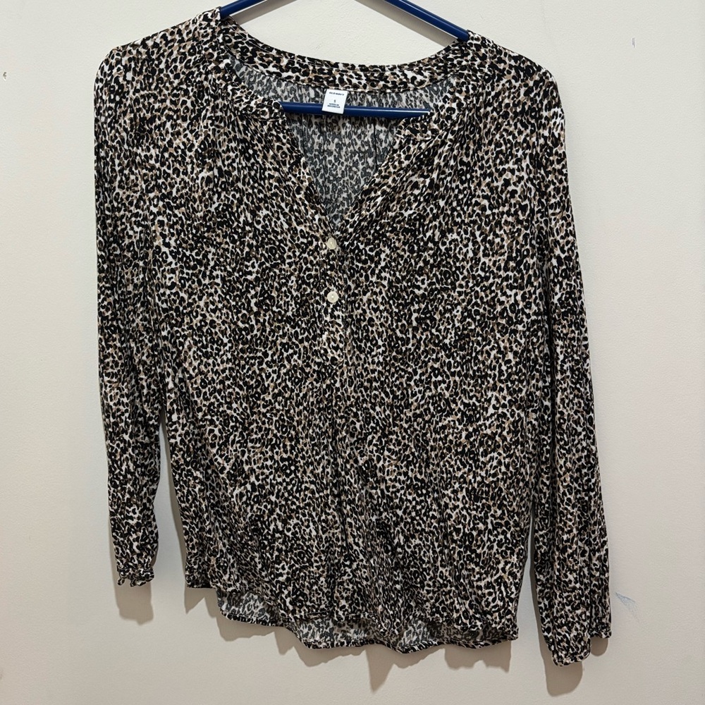 Old Navy like new taupe leopard print Henley button up peasant blouse